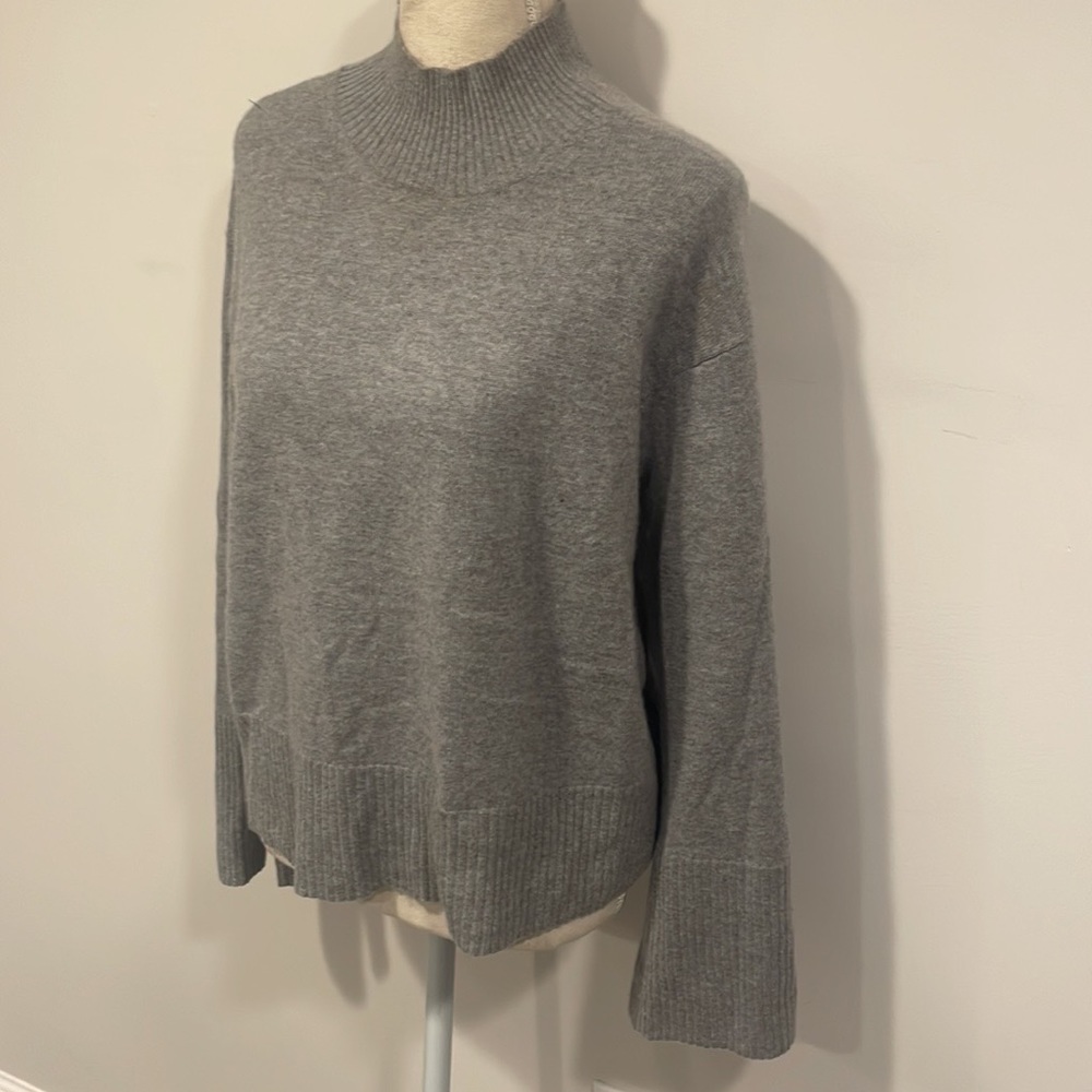 Banana Republic Cashmere Sweater sz. M EUC - Picture 3 of 11